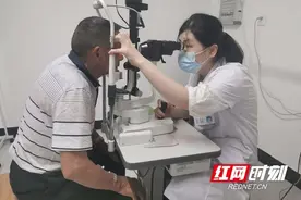 睫毛倒刺向眼球？“双眼电解倒睫术”解除老人多年困扰图片