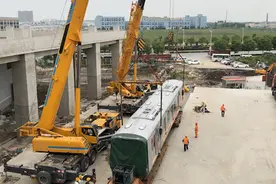 18号线新车抵沪【动图：场面壮观】庞然大物如何在车场内吊装？图片