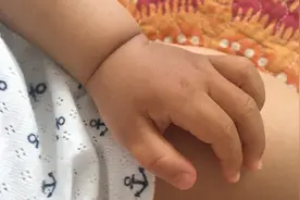 孩子吃手要不要管？主要看年龄图片