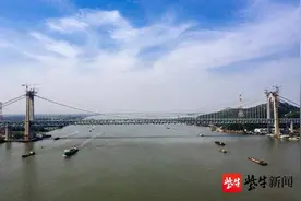 五峰山长江大桥公路桥进入沥青摊铺阶段图片