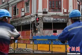 上海南京路步行街拓宽改造 敲出百年前房地产公司英文店招图片