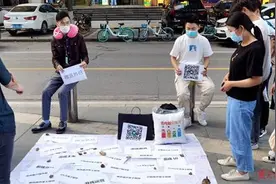 光谷有企业摆地摊招聘，网友直呼“厉害”图片