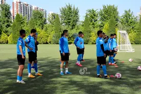 中甲新军泰州远大“过招”鲁能 殷铁生：与鲁能交手重在学习图片