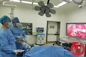女子患结肠癌 腹部打两个孔 术后6天就出院了图片
