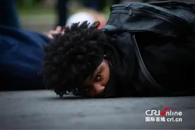 举起双手的孩童 单膝跪地的男子……你见过这样的美国吗？图片