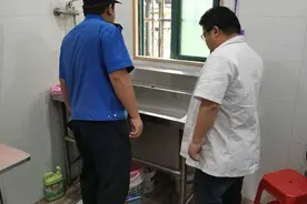 宠物医院往窗外小区里扔狗毛被查处，辩解时窗户上还黏着大坨毛图片