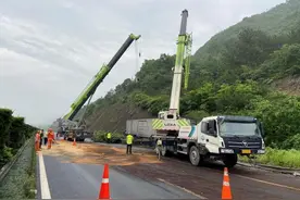 惊险！高速上集装箱追尾槽罐车，请记住“逢三必进”图片