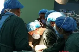 10个月男婴腹部隆起！巨大肿瘤挤占半个腹腔图片