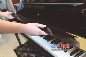 琴键开裂因“水土不服”？客户新买的高端钢琴四天发现两个问题 厦门一琴行称湿气重图片