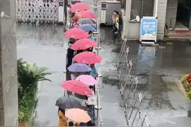 大雨滂沱，近50位老师把课堂“搬”进了雨中图片