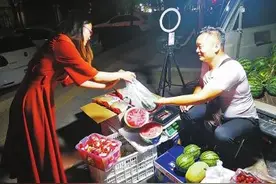 夜游记｜郑州一些郊县夜市如何？摊贩线上线下同时卖货忙图片