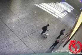 一条蛇“赖”在居民家不走 民警几番较量抓获后放生图片