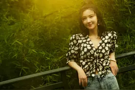 杨子姗田园写真 法式碎花尽显夏日少女气息图片