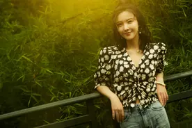 杨子姗田园写真 法式碎花尽显夏日少女气息图片