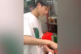 卖烤串小哥长相帅气走红：有人一周光顾6次视频封面