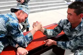硬核兵哥，在线秀肌肉图片