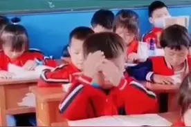 满满的仪式感！小学生演绎“把知识装进脑袋”图片