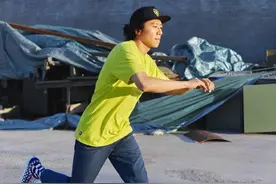 夏雨身着荧光绿T恤 动感十足图片