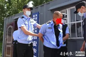 真警察路面查毒却抓了个假“警察”，该“警官”还是一名逃犯图片