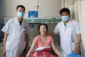 18年的期待，爬行女孩渴望站起来图片