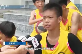 易建联点赞14岁独臂篮球少年，梦想参加职业篮球赛图片