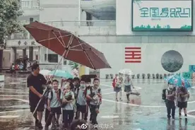老师用超大雨伞护送学生，家长都在说：太暖了！这是年度感人照片图片