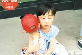 3岁男童走失，10岁女孩偷偷跟在他身后！这就是人间最美好的样子图片