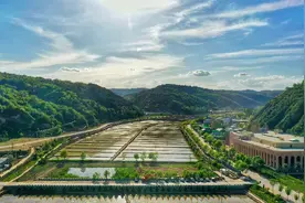 聚焦世界环境日-航拍：夏日南泥湾 青山环绕绿水依傍图片