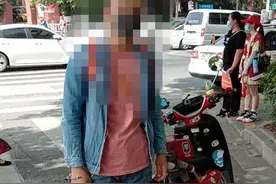 博人眼球，电动自行车悬挂摩托车号牌上路图片