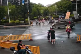 非机动车闯红灯照样吃罚单——福州交警罚了20人视频封面