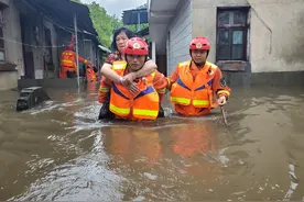 江西萍乡：强降雨致多地出现险情 消防紧急转移群众30余人图片