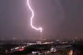 巨大闪电划过黑夜击中华盛顿纪念碑，抗议者：上帝在支持我们图片