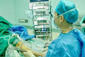 郴州6旬老人脚踝疼痛难耐，去医院一查竟是因小时候受过伤，医生用这种方法解决问题图片