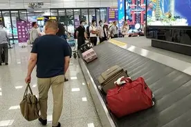 赶飞机发现拿错行李咋办？可拨打0371-58519110进行求助图片