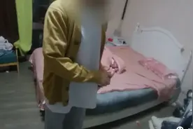 半夜，男子赤身裸体敲女邻居门“求抱抱”图片