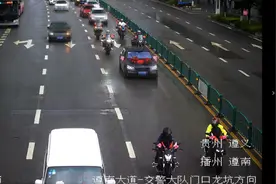 新人结婚用改装摩托车队开道，拉风是真的拉风，但是违法了图片