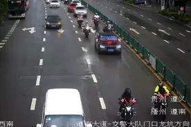 新人结婚用改装摩托车队开道，拉风是真的拉风，但是违法了图片