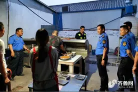 净化餐饮油烟，提升城市“气质”！曲阜市开展餐饮烧烤夜间巡查行动图片