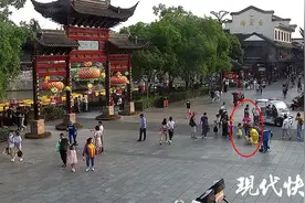 两“锦衣卫”佩刀逛景区，被警察拿下图片