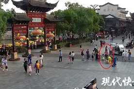 两“锦衣卫”佩刀逛景区，被警察拿下图片