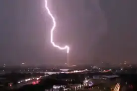 华盛顿纪念碑被闪电击中！美国网友调侃亮了 华盛顿街头惊现神秘武装人员？图片