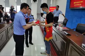 事发杭州！女子刚坐进驾驶室，一把刀抵在了她脖子上…图片