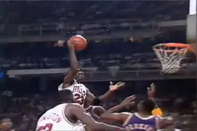 1991年的今天：乔丹总决赛演绎经典空中换手上篮图片