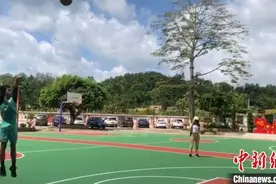 NBA球星库里发视频鼓励广东独臂篮球少年图片