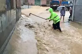 江西萍乡暴雨：洪水灌进民房，高速公路塌方