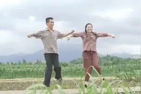 夜读丨这对跳舞的农民夫妻，“甜”到我了图片