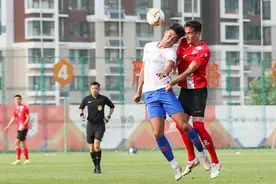 鲁能2:1战胜泰州远大，李霄鹏检验板凳厚度图片