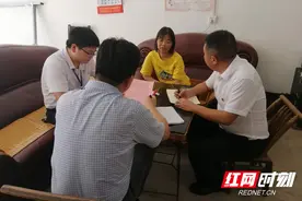 清风头条·护航脱贫攻坚丨平江县纪委监委：守牢贫困户看病拿药“救命钱”图片