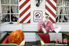 没人陪你玩儿吗？丹麦首都一所游乐园重启过山车项目，泰迪熊当“陪玩”图片