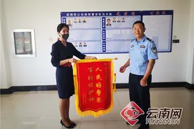 昆明市民汽车莫名遭熊孩子“涂鸦”特警及时化解纠纷图片